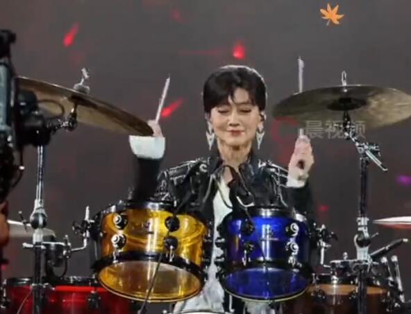赵雅芝从艺50周年生日派对 打完架子鼓跳扫腿舞